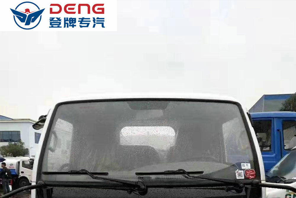 国六东风多利卡5方洒水车_09